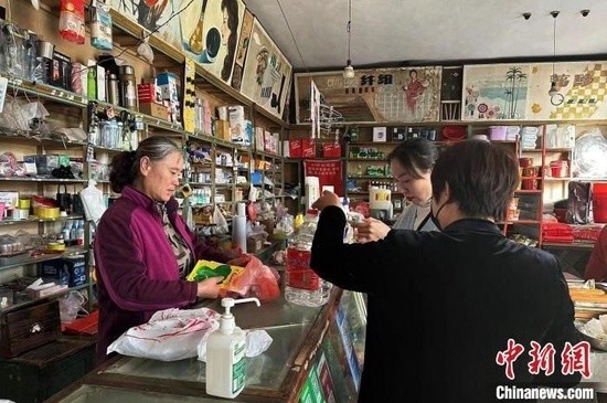 一位40多岁的供销社社员讲述:曾经月薪24.5元是个不错的工作,现在很难招到两三千人