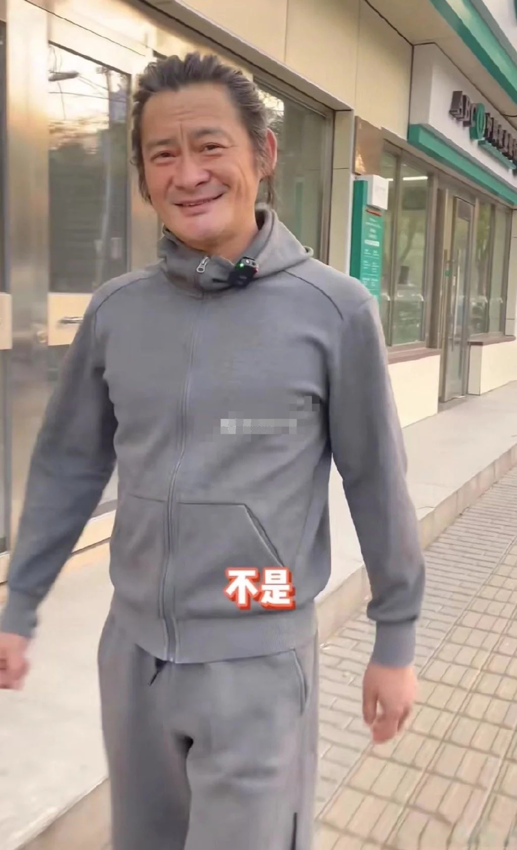 50岁著名男星井冈山近日曝光！花白的头发和布满皱纹的脸，常年饮酒略显苍老