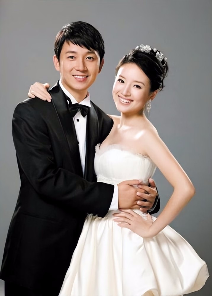 安吉尔与潘粤明和解后,带着儿子现身机场。14岁的他笑炸了