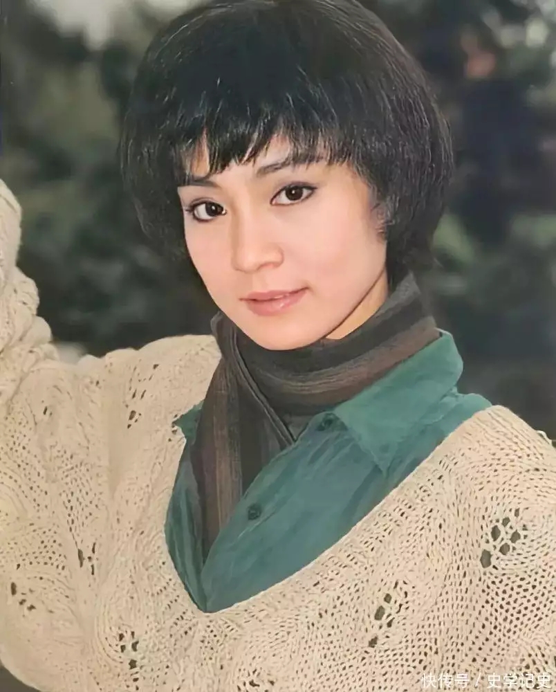 李玟的前七姐妹处于不同的状态,姐姐看起来很悲伤,二姐穿着鲜艳,这是有争议的