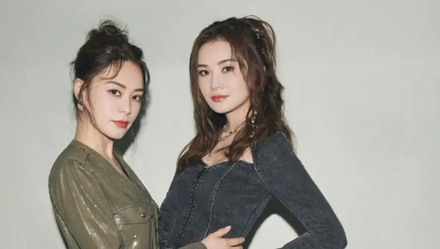 邓超晒与妈妈合影,母子二人同框比心很有爱,邓超假发亮了