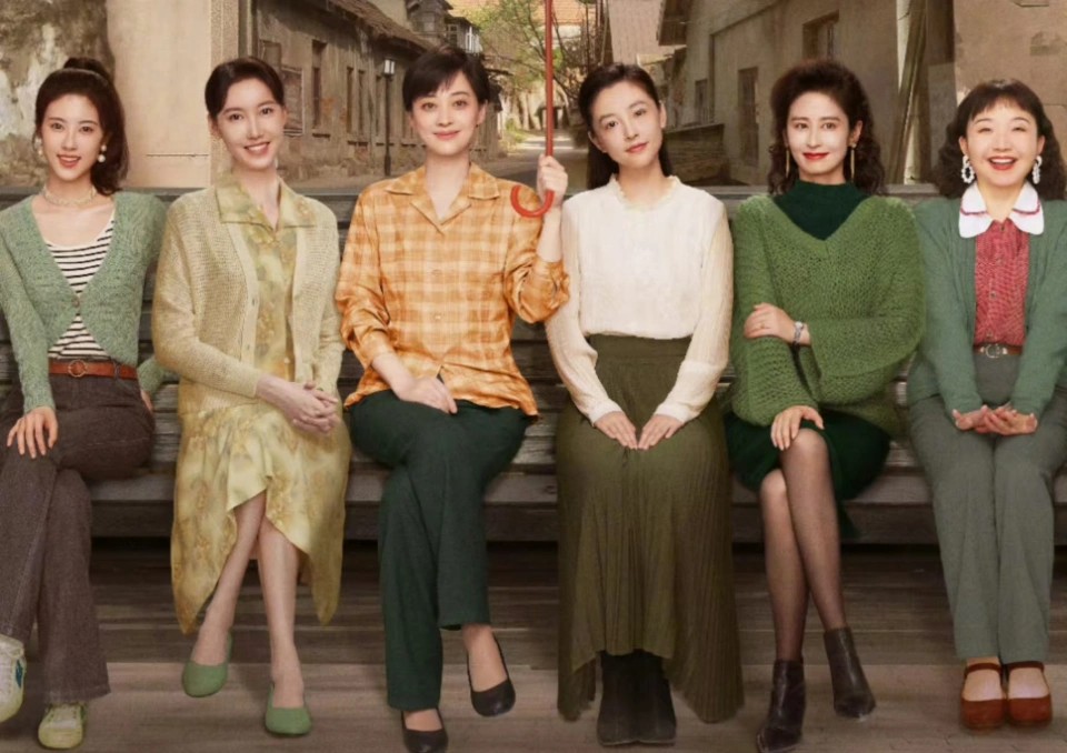 张碧晨首晒与女儿合照，母女一起看烟花，小公主长势喜人超可爱