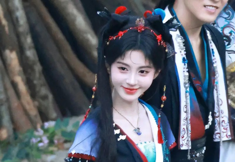 “小海绵一出生就是顶流待遇” 的词条，突然窜上热搜，把网友看懵