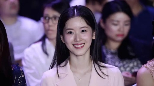 TVB陈庭欣惨遇双重打击：八年情断豪门梦碎，自曝遭恶意发送不雅照